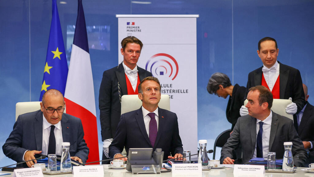 live: macron holds crisis meeting as french wildfires force more than 250,000 to evacuate