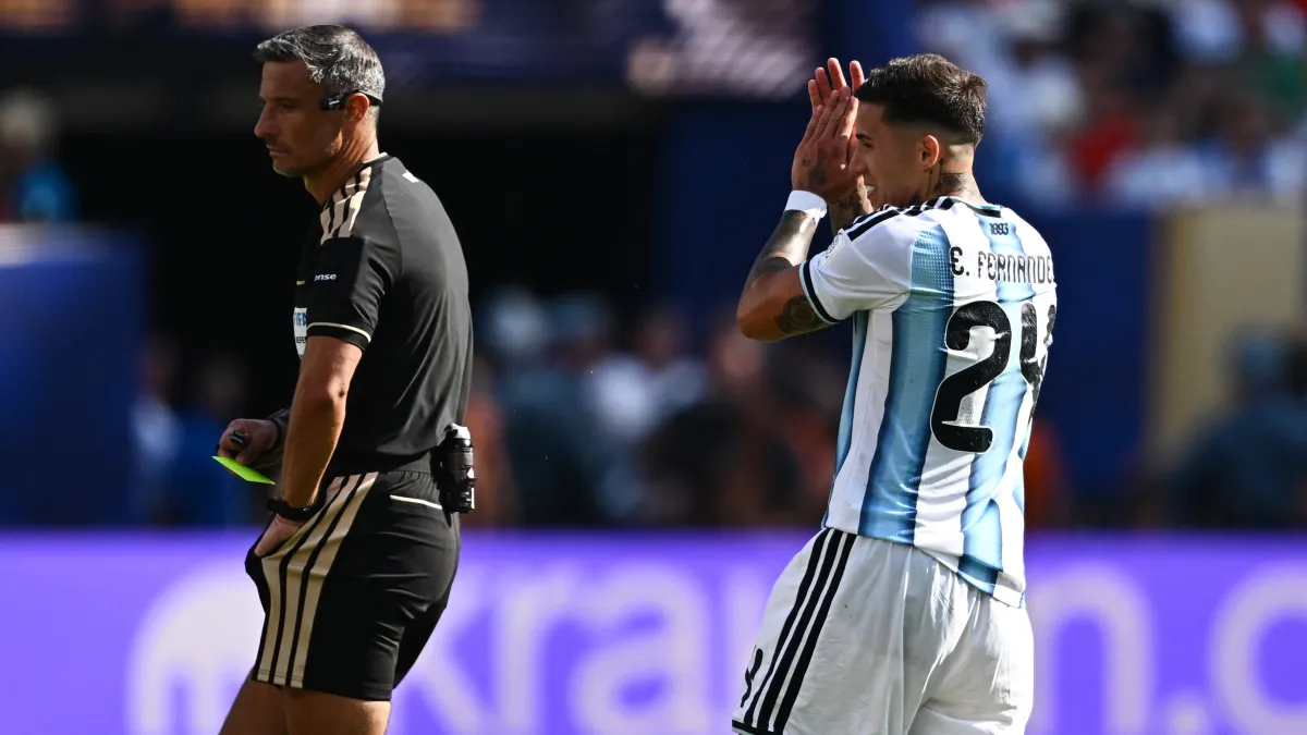 why argentina is playing with 10 players after enzo fernandez red card in world cup final