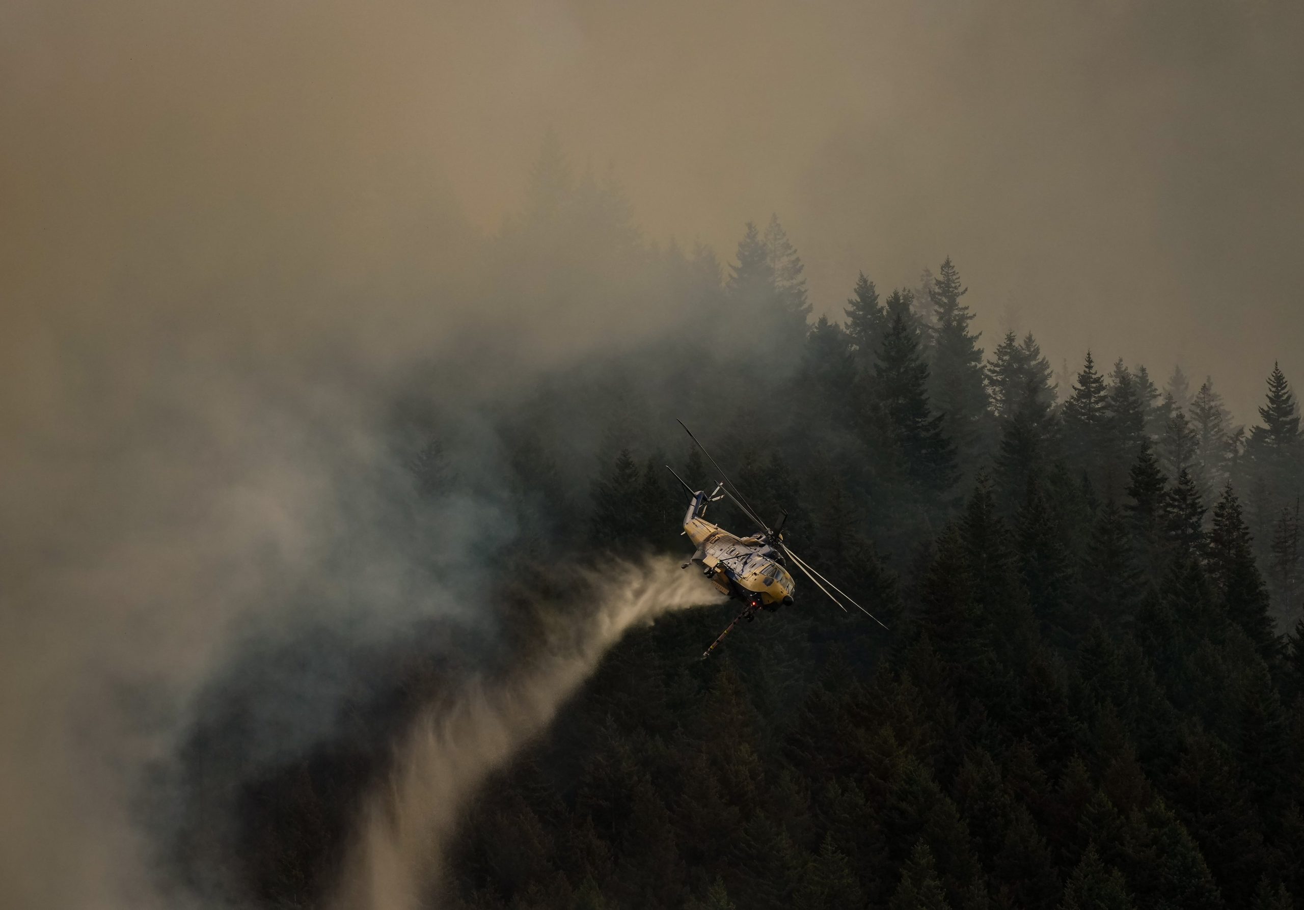 clinton, b.c. ordered to flee their homes as aggressive wildfire advances