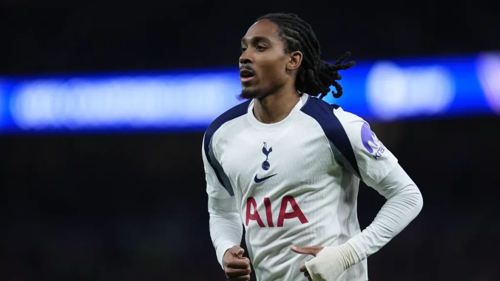 manchester united interested in move for £40m tottenham defender