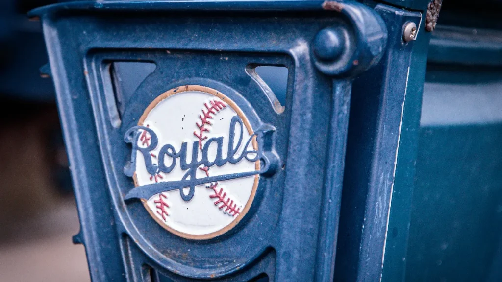 royals sign former phillies, cubs 4.86 era swingman