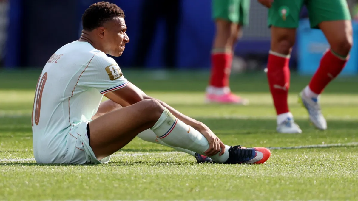 what happened to kylian mbappe? france superstar subbed off with foot issue in 77th minute vs. morocco