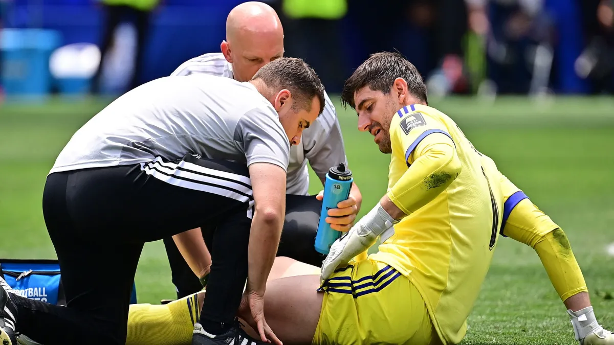what happened to thibaut courtois? why belgium goalie left game vs. spain and who replaced him