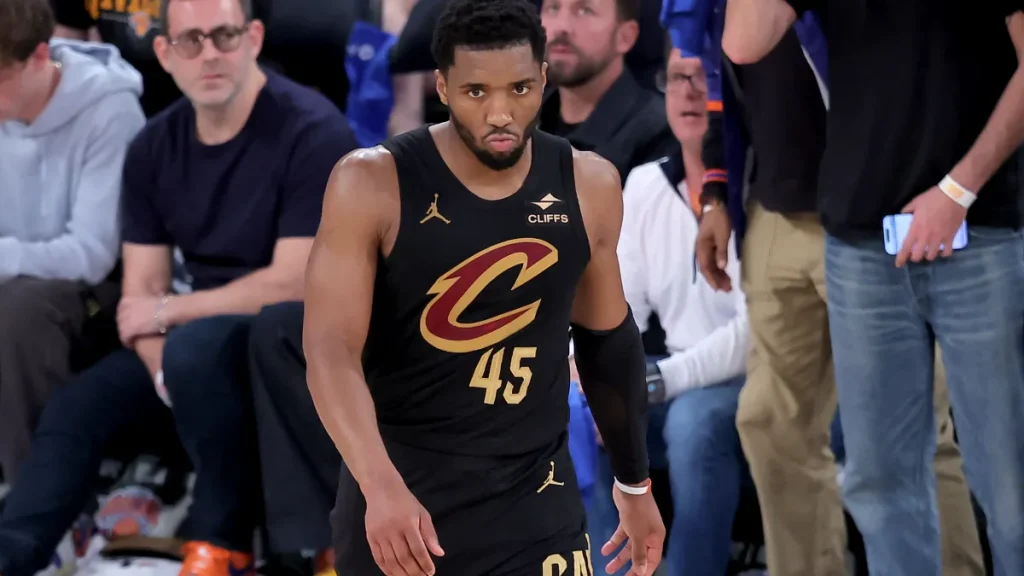 cavaliers predicted to outduel warriors for disgruntled $101 million ex lakers four time mvp