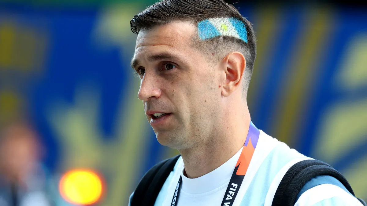 why argentina goalie emi martinez has colors painted on the side of his head