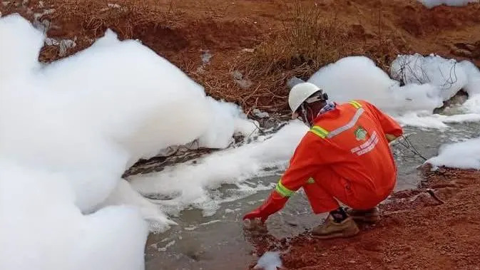 mysterious white foam draws crowds on nigerian highway