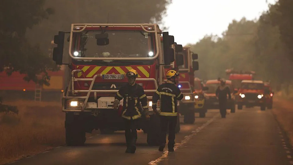 france evacuates 20,000 as wildfires spread in south west