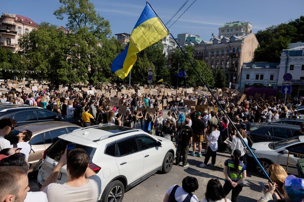 ukrainians protest over zelenskyy’s move to oust defense chief mykhailo fedorov amid progress vs. russia