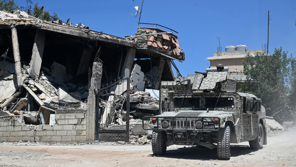 israeli troops infiltrate lebanese army held village and build roadblock, mayor says