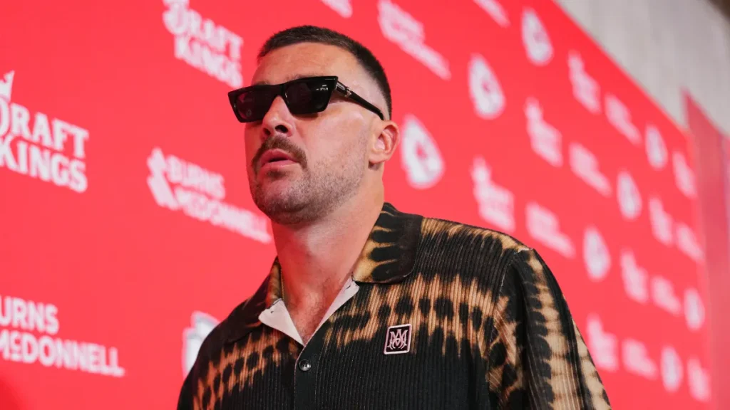 travis kelce shows off wedding band in first preseason chiefs game