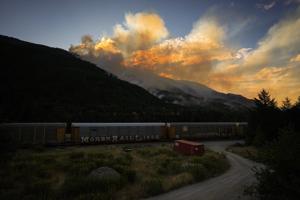 metro vancouver wildfire prompts evacuation alerts as fraser canyon residents go home