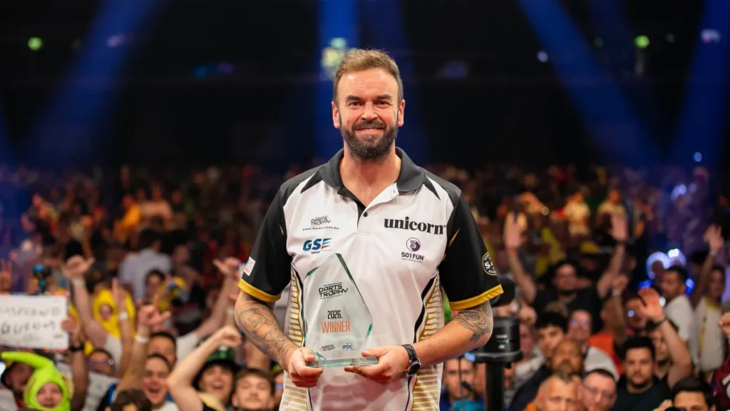smith's hungarian darts trophy victory delivers record breaking finals day in budapest