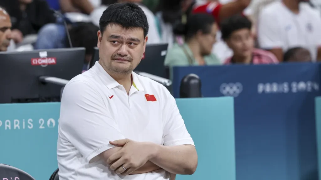7 foot 6 yao ming makes 6 foot 6 draymond green look tiny in viral photo