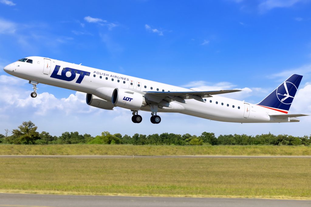 lot polish airlines takes delivery of first embraer e195 e2