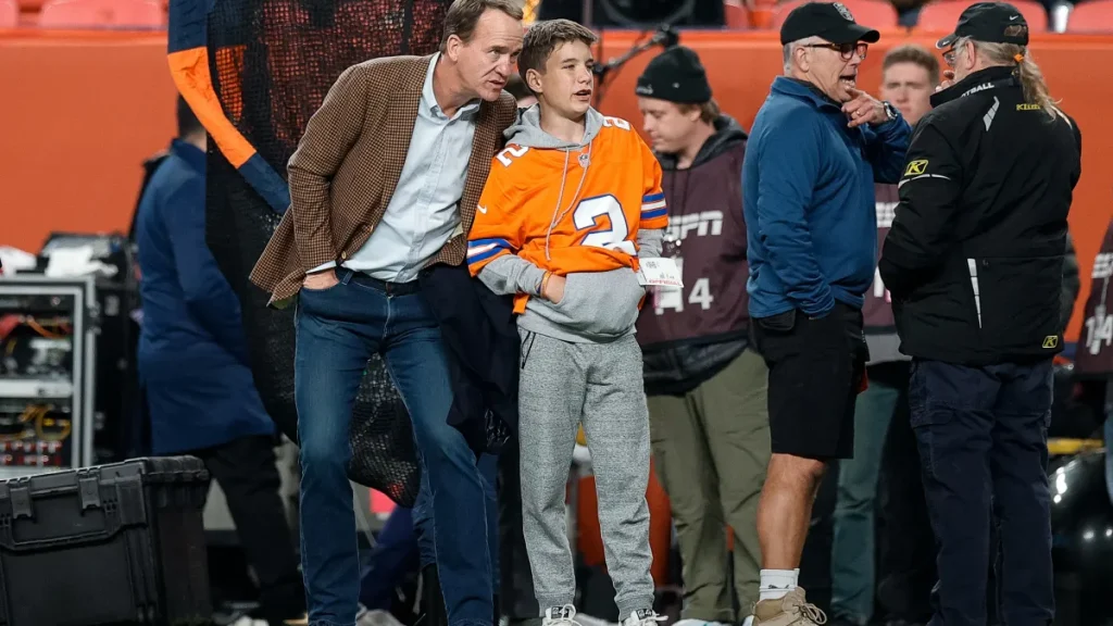peyton manning's son marshall manning makes varsity debut at baylor school