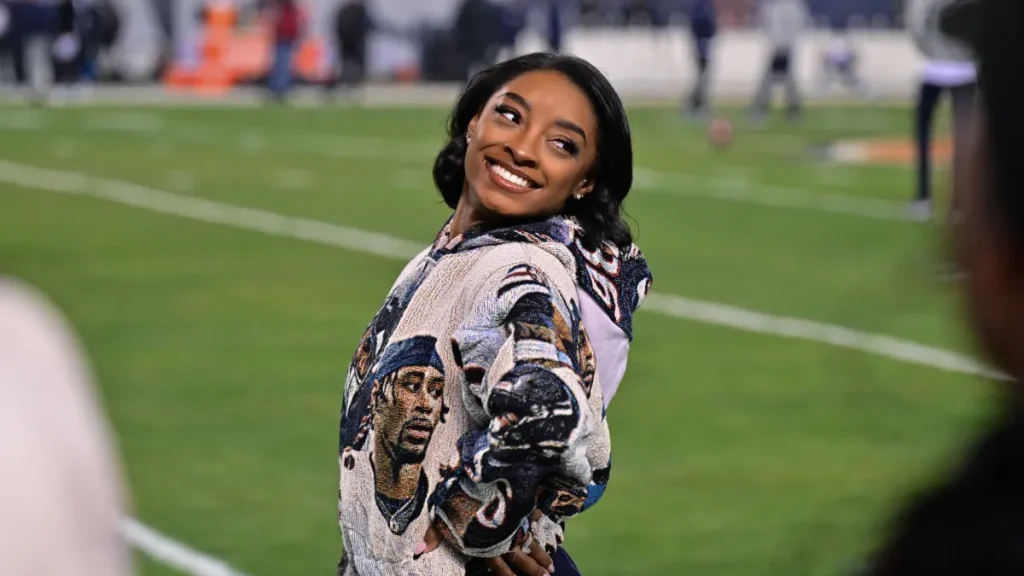 ex bears' jonathan owens' wife simone biles spotted in lima wearing new balance 9060s