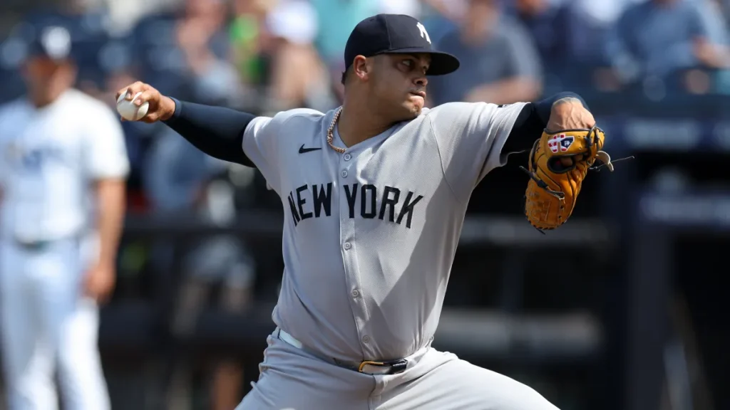 yankees sign all star reliever amid fernando cruz injury news