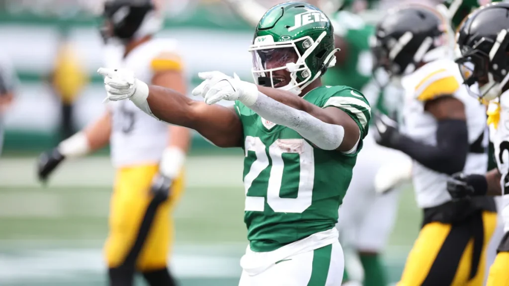 jets rb breece hall's injury scare gets positive update from aaron glenn