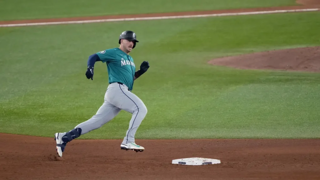 yankees sign ex mariners silver slugger catcher after trade deadline fail