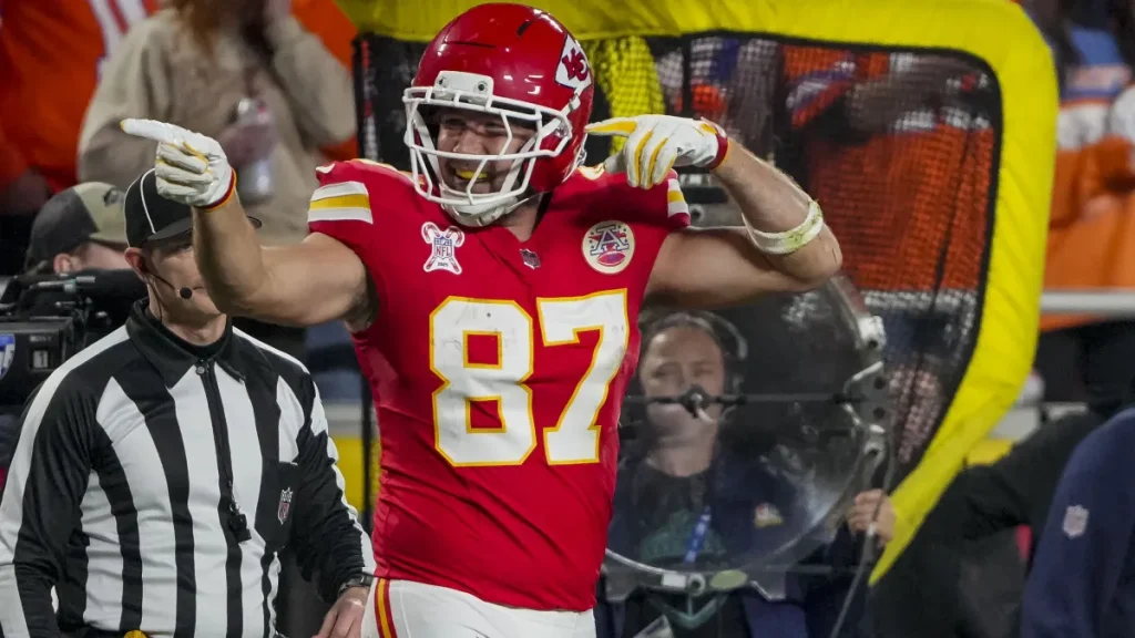watch: travis kelce dispels washed allegations in insane route during chiefs practice