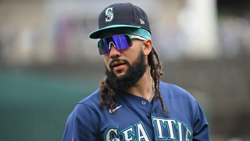 mariners huge 'red flag' involves two infield positions amid injuries, poor play