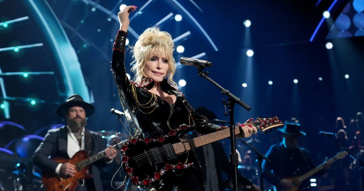 trump finds way to make dolly parton’s death about him