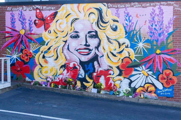 dolly parton remembered by fellow stars and politicians: “a true loss for millions”