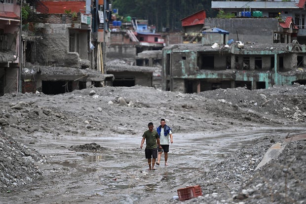 nepal on high alert for fresh flooding after river levels rise as death toll passes 900