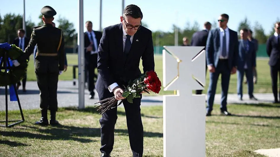 Burnham to hand long-range missile blueprints to Zelensky as he visits Kyiv burnham to hand long range missile blueprints to zelensky as he visits kyiv