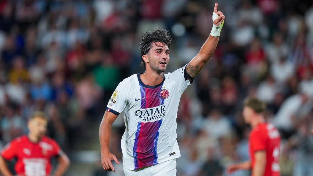world cup hero ferran torres scores twice in psg debut to help salvage draw