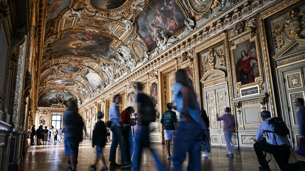 two arrested for louvre stunt 'for fun' in mona lisa hall