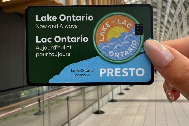 Metrolinx hands out limited-edition Lake Ontario Presto cards at Union Station metrolinx hands out limited edition lake ontario presto cards at union station