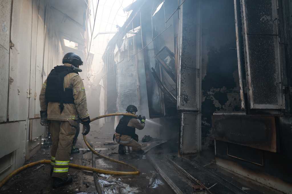russian strikes kill 2 in ukraine after moscow rejects german calls to de escalate