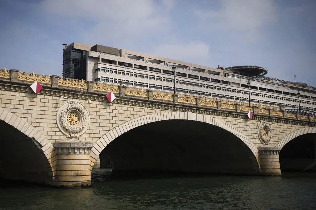 france’s debt climbs to highest level since 1995