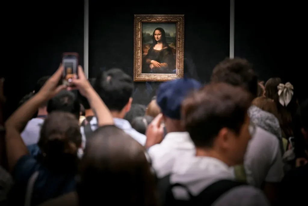 germans arrested for paris louvre stunt in mona lisa hall