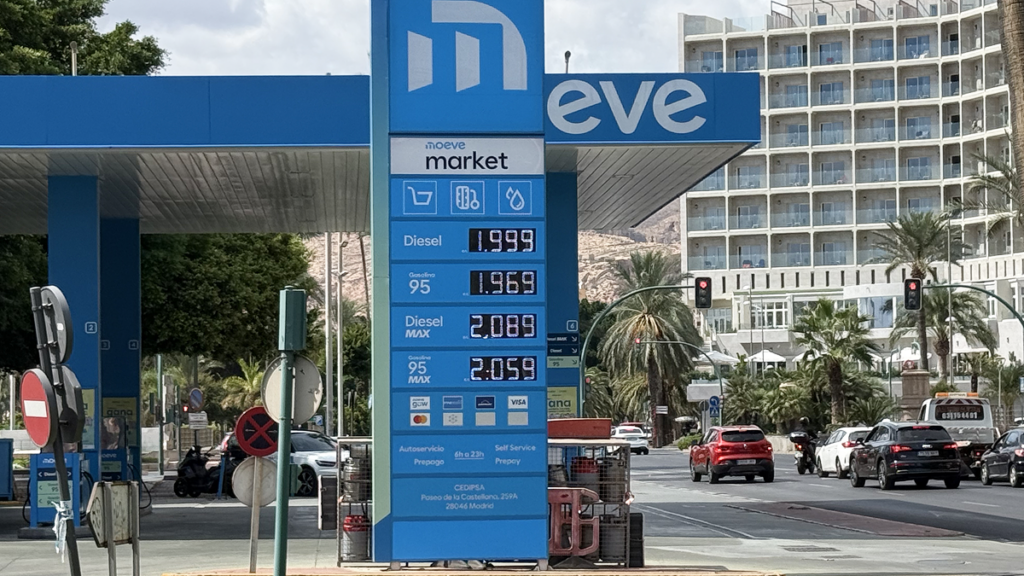 petrol just broke €2 a litre in spain, and 11 straight weeks of rises say it won’t stop there « euro weekly news