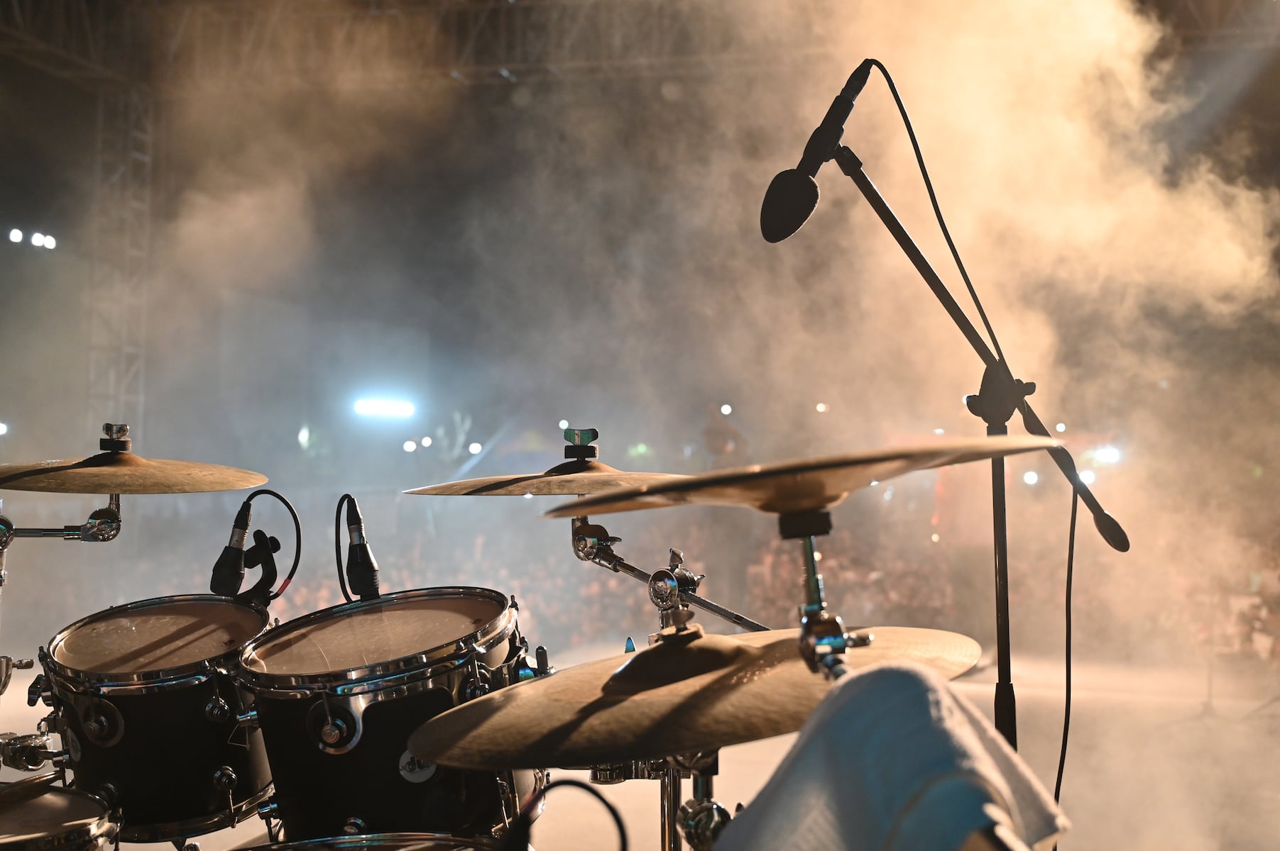 rock star drops ‘cold to the touch’ dead two songs into show. here’s what we know