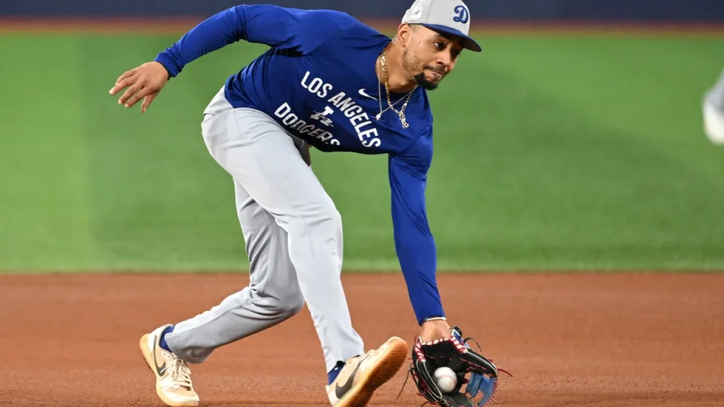 how dodgers' mookie betts can make gold glove history at shortstop