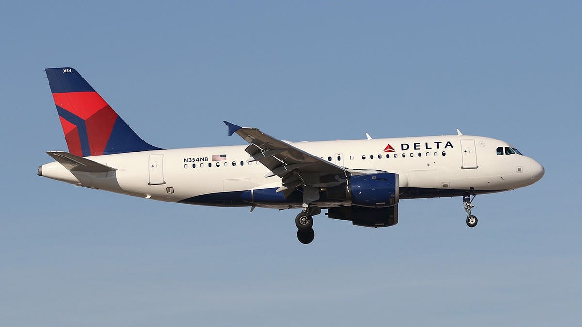 delta flight returns suddenly to minneapolis over reported pilot incapacitation