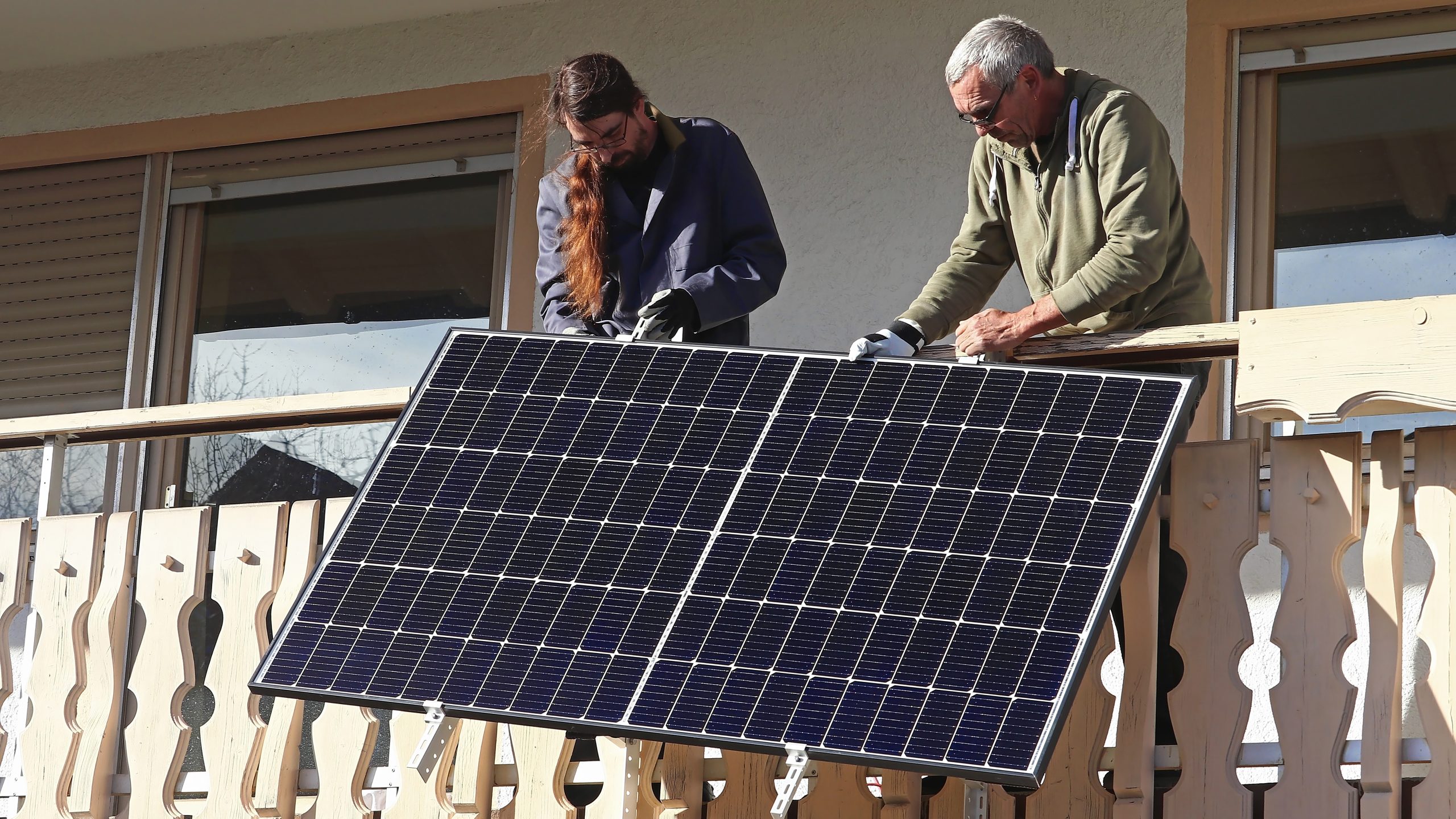 california lawmakers approve plug in solar bill — as authorities promise potential savings of up to $450 a year