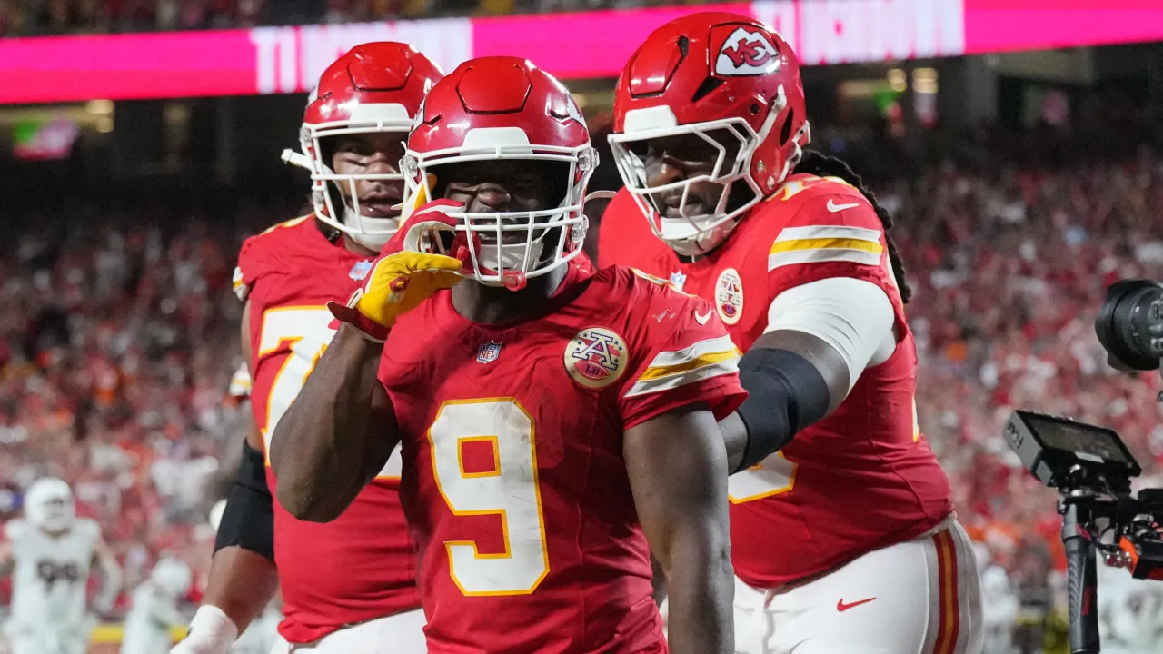 kenneth walker iii makes chiefs history with 537 rushing yard feat
