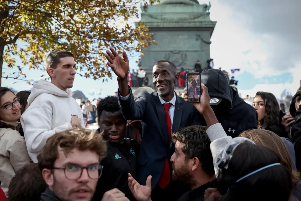 hard left mayor of paris suburb becomes icon for protesting students