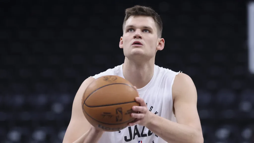 lakers' walker kessler gives major injury update, shows trust in staff ahead of warriors game