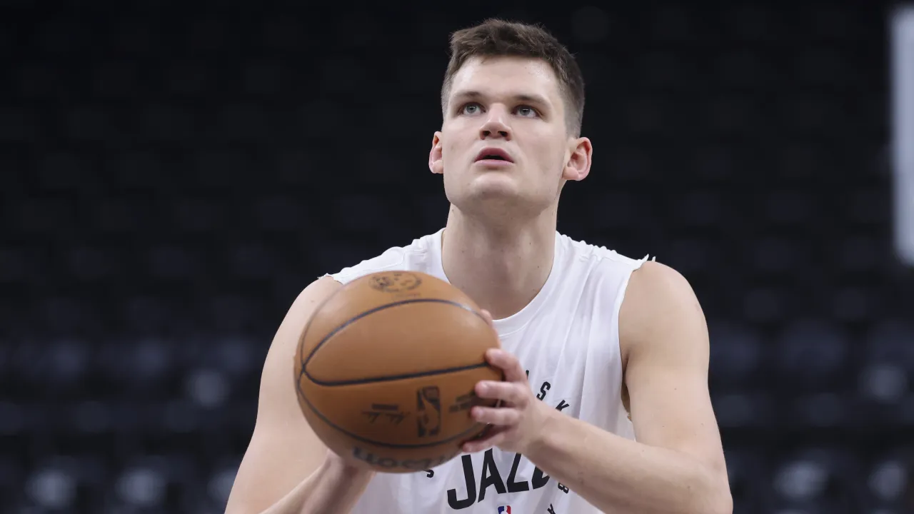 lakers' walker kessler gives major injury update, shows trust in staff ahead of warriors game
