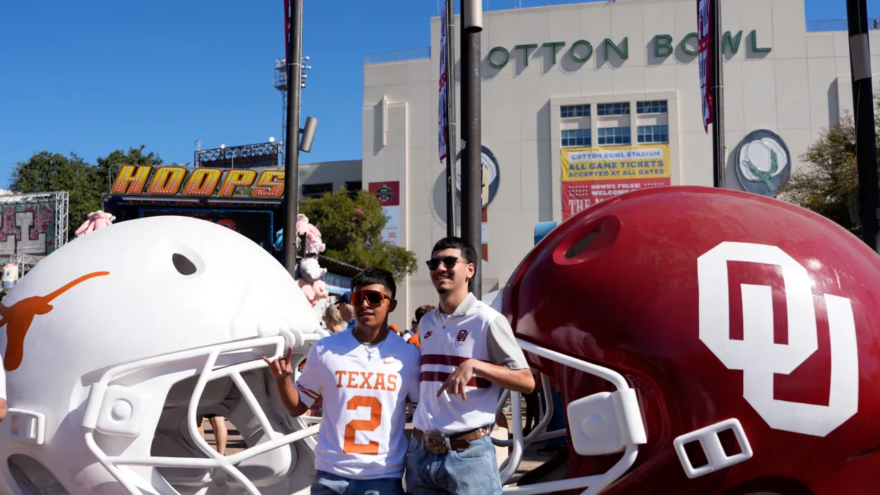oklahoma stuns no. 1 texas with last second red river finish